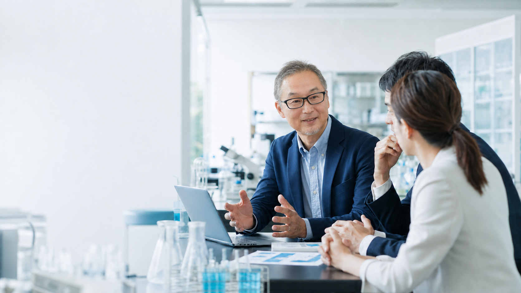 企業担当者と研究データについて話し合う三浦孝典